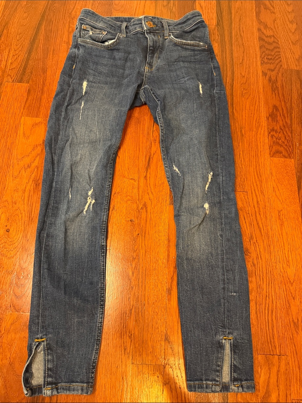 Forever 21 women’s Skinny Jeans in Dark Blue Wash with Distressed Details